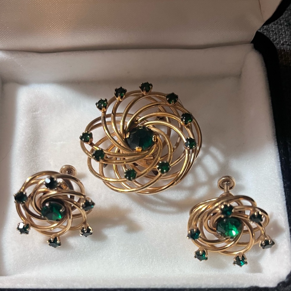 Vintage Charles Reis Gold & Green Brooch and Earring Set - Picture 3 of 17
